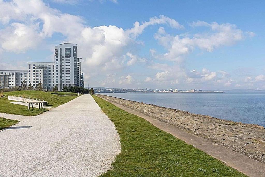 Modern 2 Bed Apartment With Stunning Seaside View EDI Exteriér fotografie