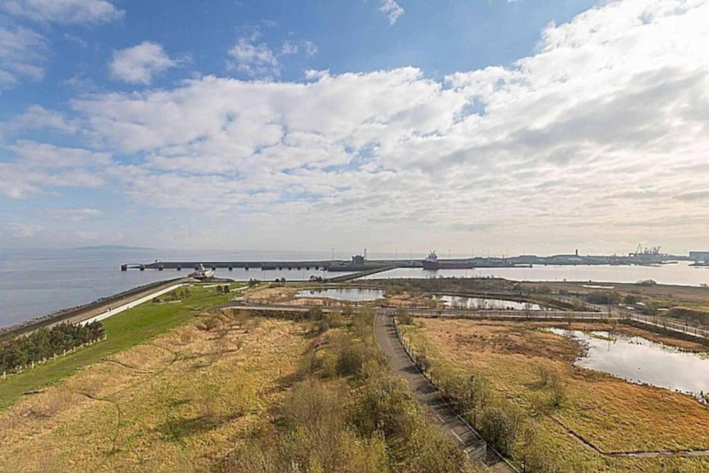Modern 2 Bed Apartment With Stunning Seaside View EDI Exteriér fotografie