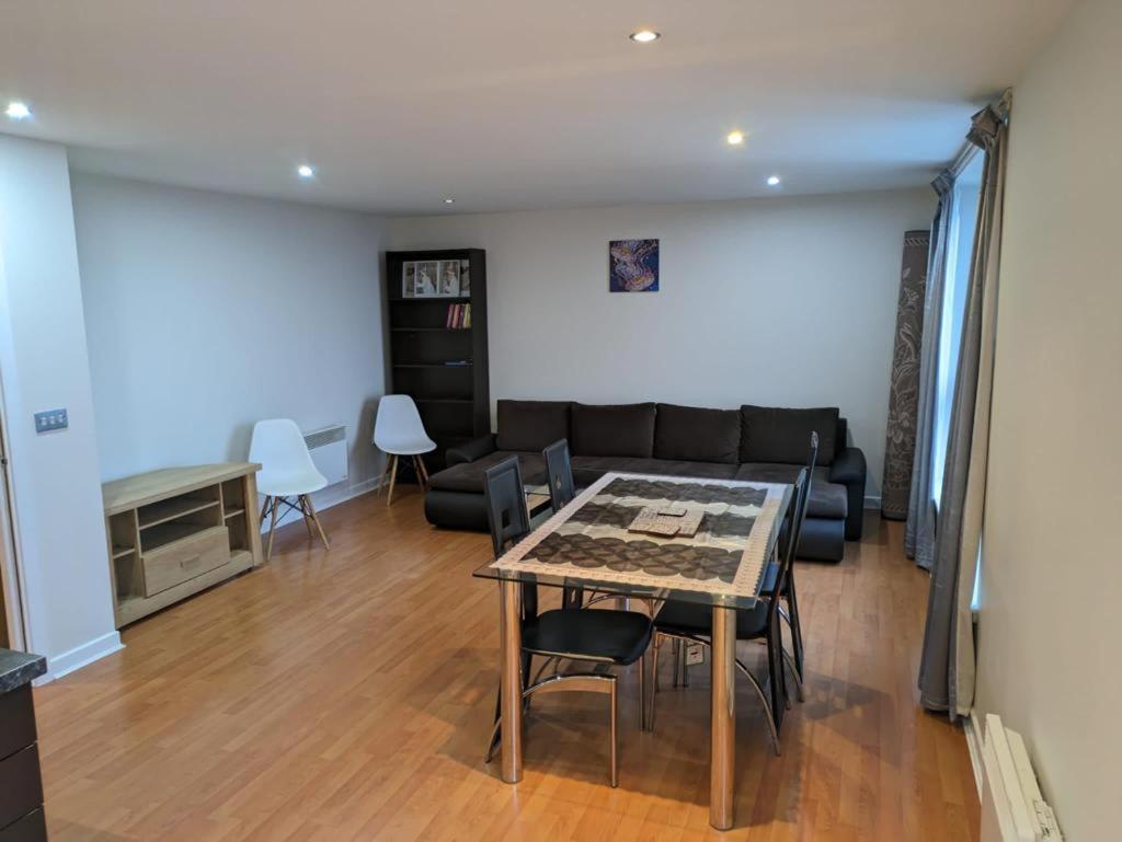 Modern 2 Bed Apartment With Stunning Seaside View EDI Exteriér fotografie